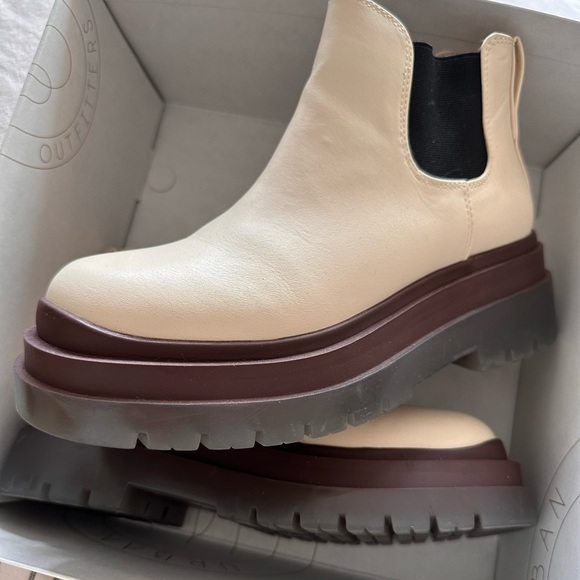 UO Chunky Chelsea Platform Boot Size 9 - Picture 9 of 13